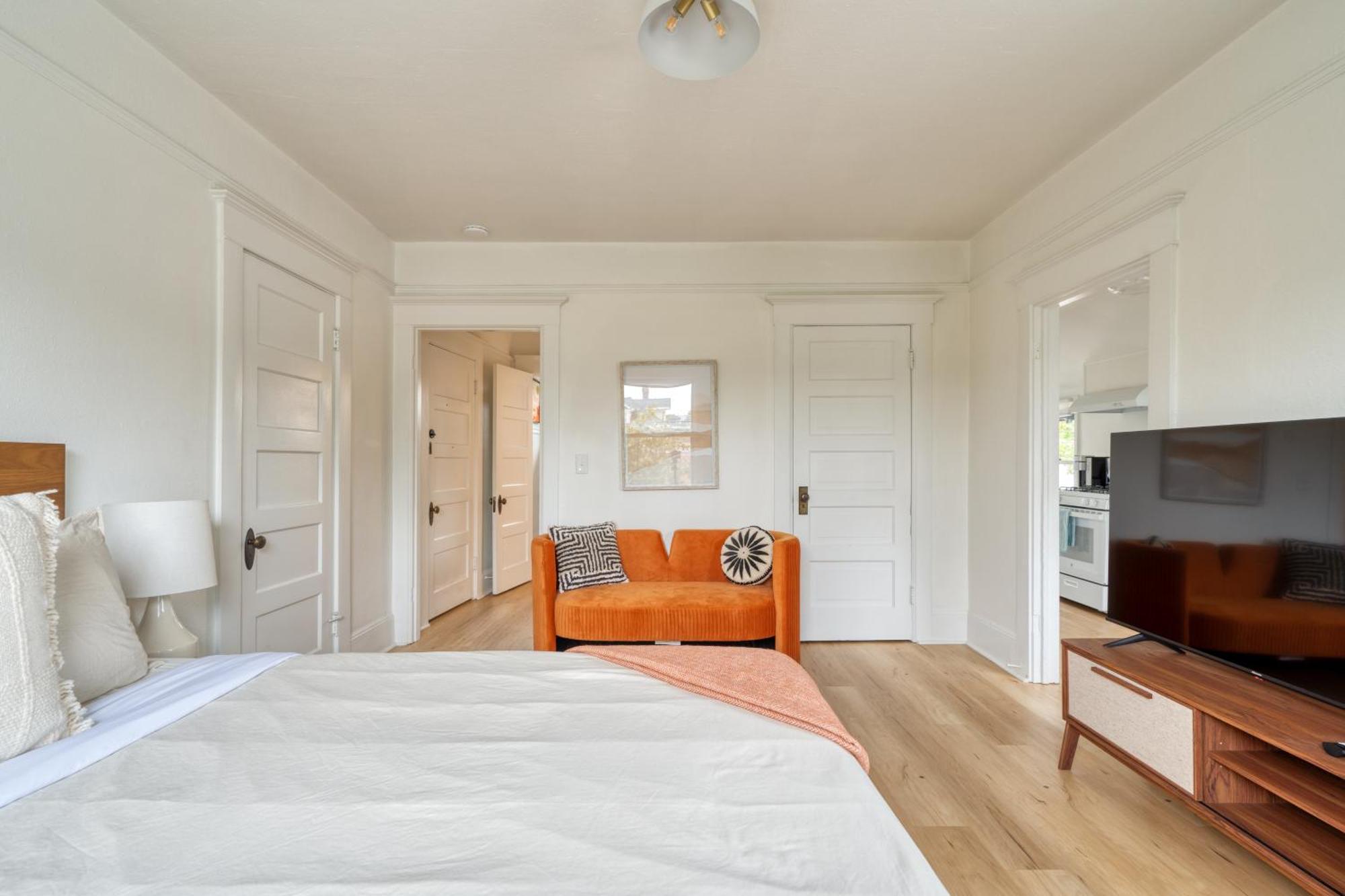 - The Sullivan's Gulch Retreat - 94 Walk Score Apartment