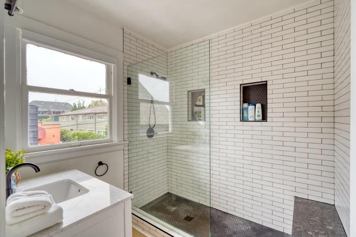 - The Sullivan's Gulch Retreat - 94 Walk Score Apartment *